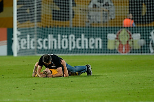 Der Cheftrainer herzt den dreifachen Vorlagengeber Stefaniak.