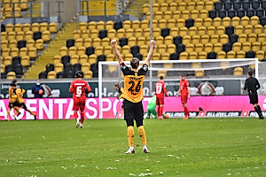 SGD-Kapitän reißt kurz vor der Pause die Arme nach oben, als Hosiner die SGD erstmals nach vorne bringt. | Foto: Dennis Hetzschold