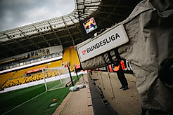 Eine TV-Kamera im Rudolf-Harbig-Stadion.