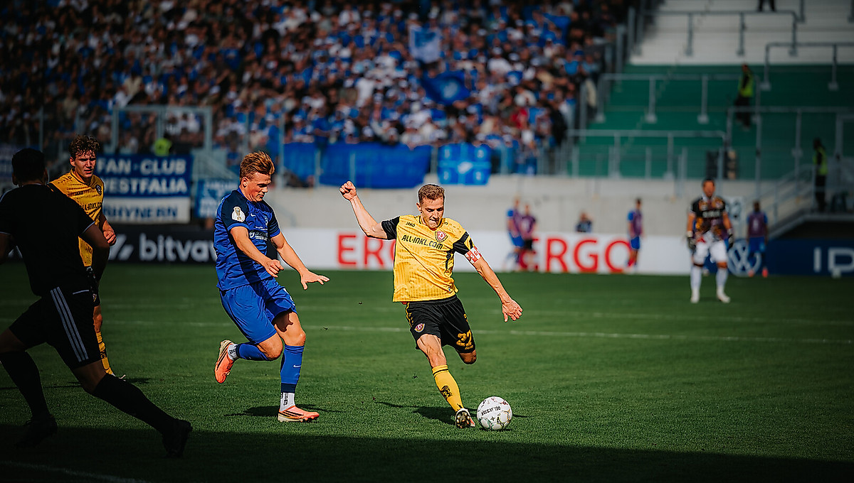 Niklas Hauptmann schießt auf das Tor.