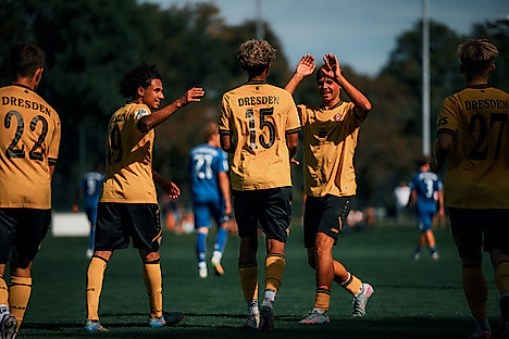 Die Spieler der U19 beim Torjubel.