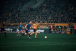 Niklas Hauptmann am Ball im Spiel SG Dynamo Dresden gegen den SV Darmstadt 98.