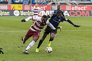 Erich Berko im Laufduell mit Jamilu Collins