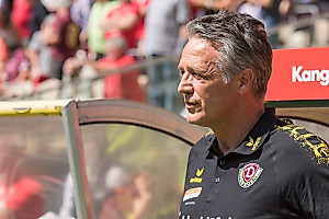 Dynamos Cheftrainer Uwe Neuhaus nahm vor der Partie vier Veränderungen vor. (Foto: SGD/Steffen Kuttner)