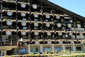Die ersten Jahre verbrachte der SC-Tross im Hotel Löwen, das sich mit überlebensgroßen Willkommensschildern schmückte. 