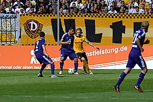 Kapitän Michael Hefele gegen zwei Osnabrücker