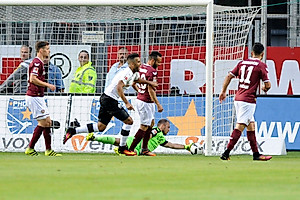 Marvin Schwäbe hat die Finger noch dran, kann das 1:0 aber nicht mehr verhindern.
