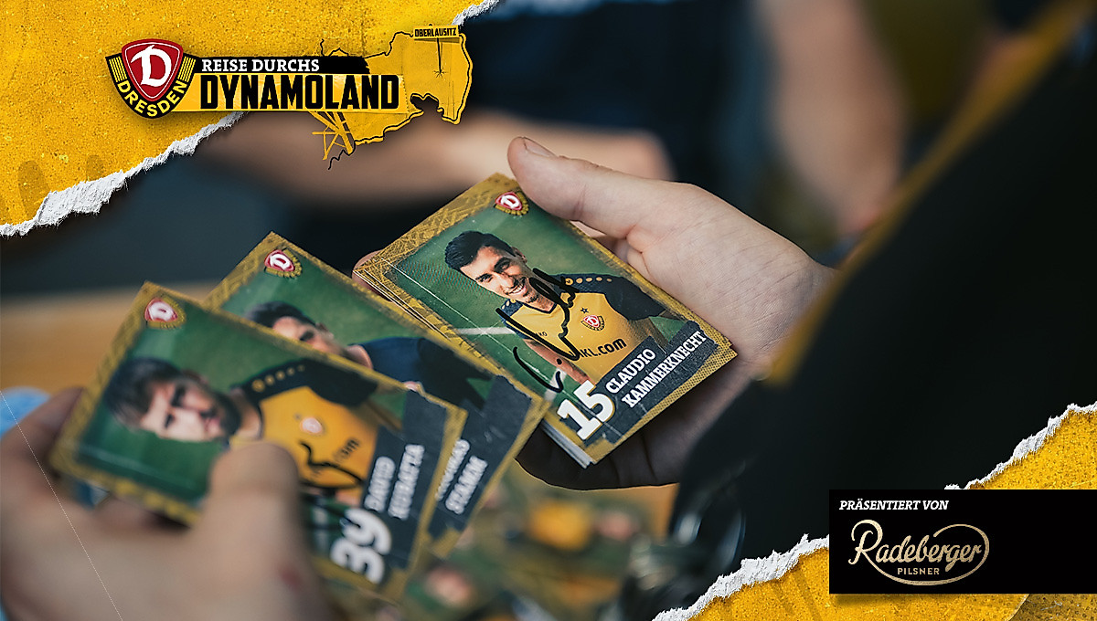 Ein Kind hält signierte Autogrammkarten in der Hand.