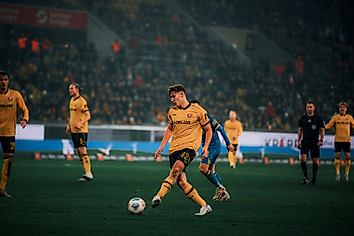 Friedrich Müller spielt einen Pass nach vorn.