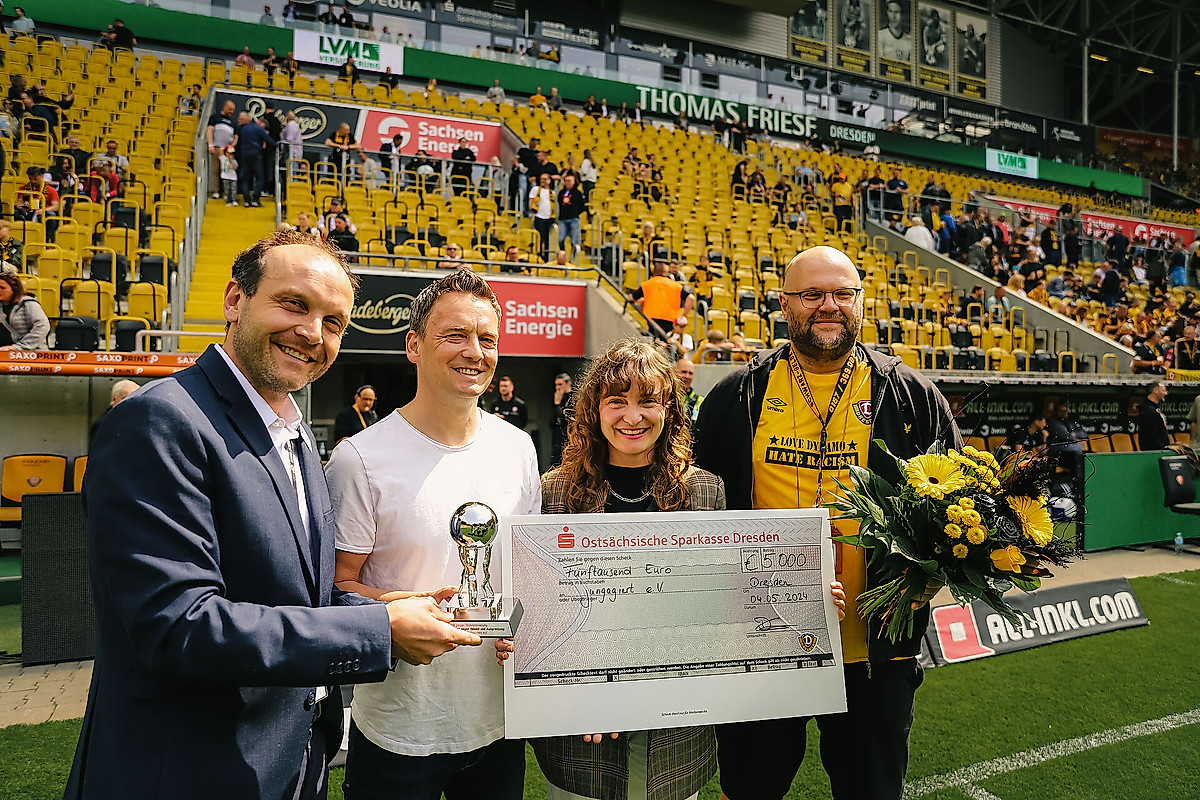 David Fischer verleiht den 11. SGD-Preis an Ronny Türk und Anna Frey von jungagiert e.V.