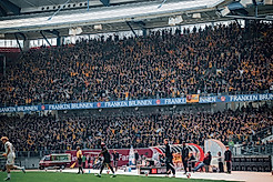 Der Gästeblock beim Auswärtsspiel von Dynamo Dresden in Nürnberg.