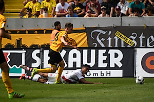 Jannik Müller resolut im Zweikampf