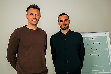 Sören Gonther und Niklas Kreuzer vor einer Taktik-Tafel.