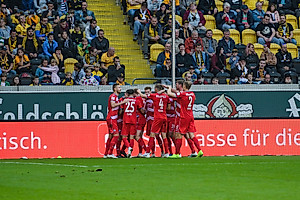 In der 63. Spielminute gehen die Gäste durch Voglsammer in Führung.