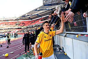 Stefan Kutschke nach dem Spiel mit den Dynamo-Fans