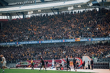 Der Gästeblock beim Auswärtsspiel von Dynamo Dresden in Nürnberg.
