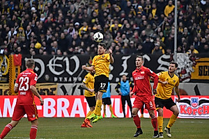 Lumpi gewinnt das Kopfballduell.