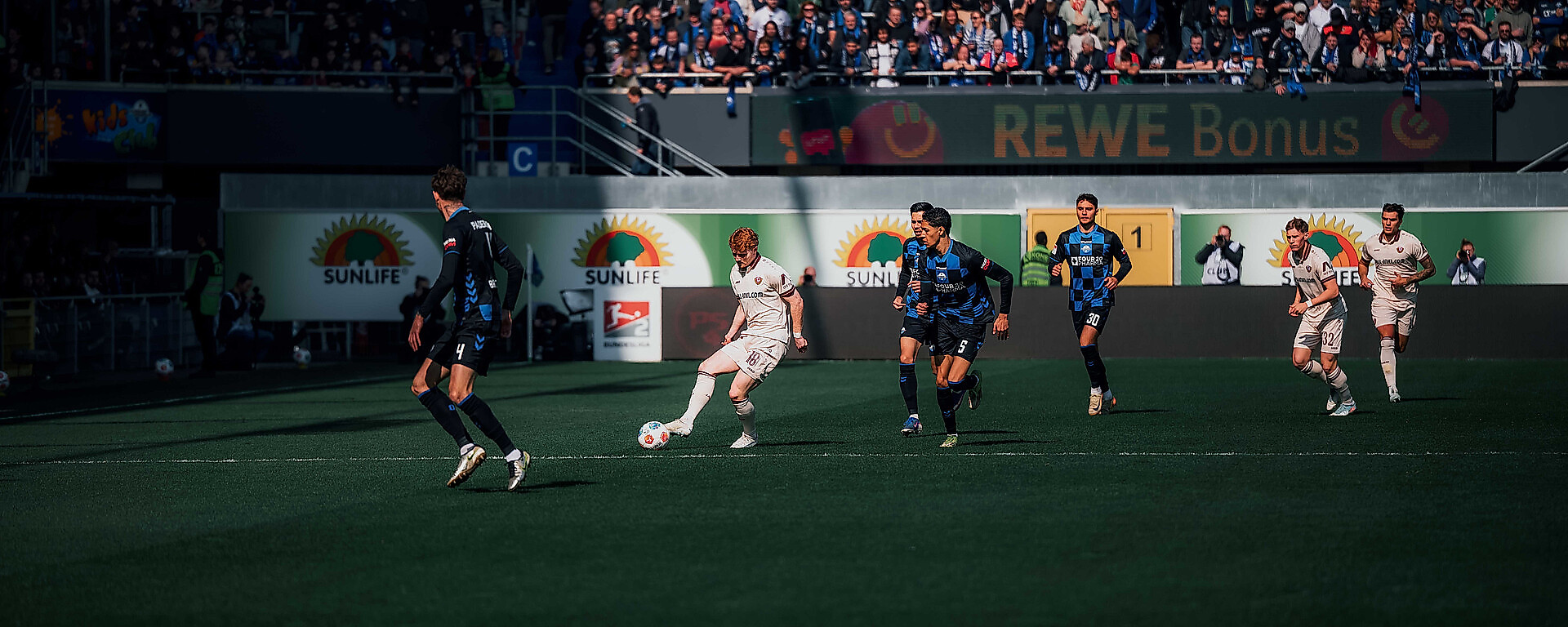 Robert Wagner am Ball beim Auswärtsspiel der SG Dynamo Dresden gegen den SC Paderborn.