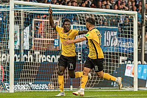Moussa Koné jubelt mit Aias Aosman über sein Elfmetertor