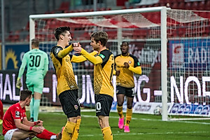 In der Nachspielzeit schraubt der eingewechselte Weihrauch endgültig den Deckel auf den Auswärtssieg. | Foto: Dennis Hetzschold