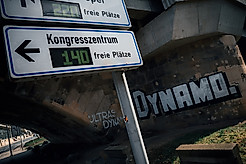 Verkehrsschild zeigt. wie viele Parkplätze am Kongresszentrum noch frei sind