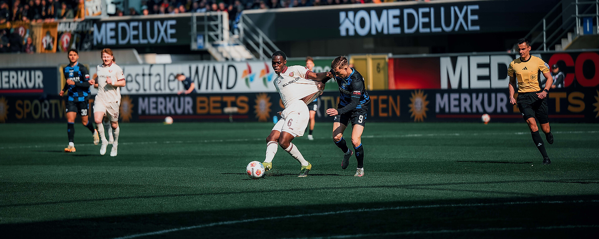 Kofi Amoako am Ball im Auswärtsspiel der SG Dynamo Dresden gegen den SC Paderborn
