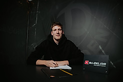 Elias Bethke bei der Vertragsunterschrift.