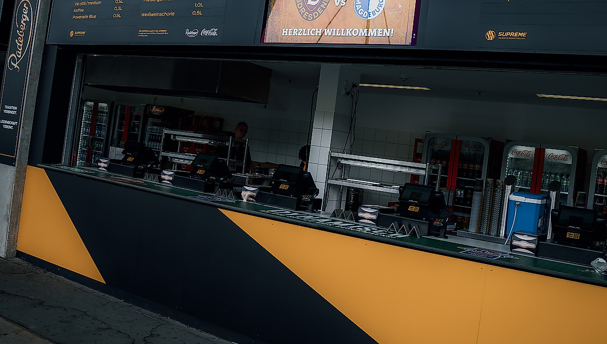 Der Cateringstand im Rudolf-Harbig-Stadion.