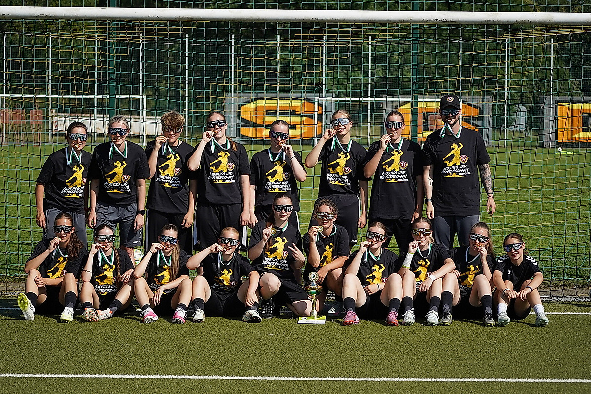 Die Mannschaft der B-Juniorinnen der SGD mit dem Meisterpokal und den Mediallen.