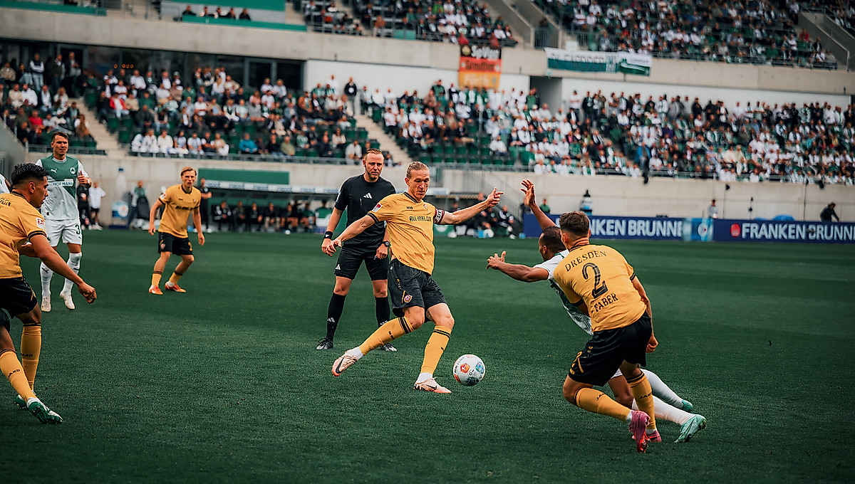 Vinko Sapina beim Klärungsversuch. Im Vordergrund Konrad Faber mit dem Rücken zur Kamera.