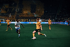 Robert Wagner spielt den Ball.