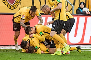 Kollektiver Torjubel nach dem 1:1