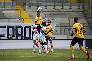 Petrak schraubt sich im Kopfballduell am höchsten. | Foto: Steffen Kuttner