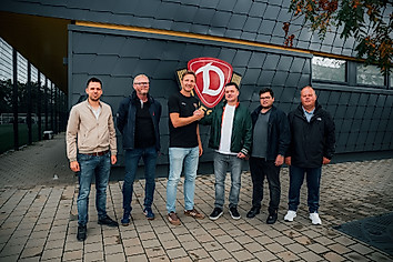 Marco Hartmann und die Kollegen aus Usti nad Labem besiegeln die Verlängerung symbolisch per Handschlag.