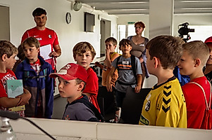 Unter anderem besuchten die Kinder auch den Raum, in dem die Pressekonferenzen stattfinden.