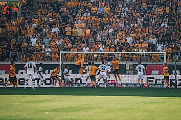 Lukas Boeder köpft eine Hannoveraner Flanke aus dem Dresdner Sechszehner.