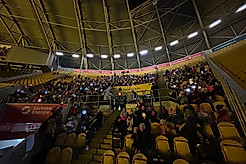 Menschen im Stadion mit Lampions