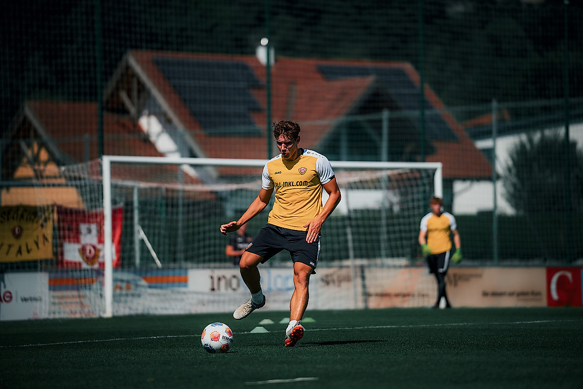 Spieler Friedrich Müller aus der Nachwuchs Akademie von Dynamo Dresden spielt einen Pass.