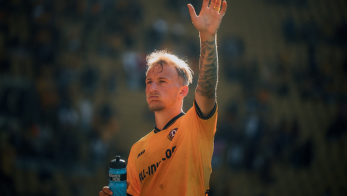 Sascha Risch winkend im Dynamo-Trikot.
