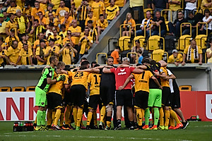 Uwe Neuhaus schwört sein Team auf das Elfmeterschießen ein - mit Erfolg!