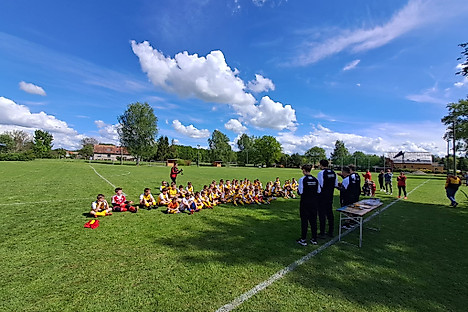 Kinder auf einem Fußballrasen