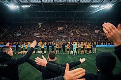 Spieler und K-Block feiern gemeinsam den Heimsieg