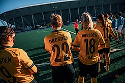 Die Frauenmannschaft der SGD bestreitet ihre Heimspiele auf dem Kunstrasenplatz am Rudolf-Harbig-Stadion.