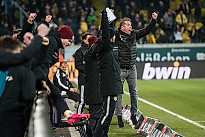 Auch auf der Trainerbank ist die Freude beim Schlusspfiff riesig.