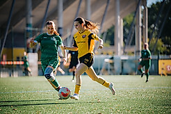 Spielerin der SG Dynamo Dresden am Ball