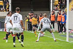 Diawusie bringt den Ball von der Grundlinie rein. | Foto: Dennis Hetzschold