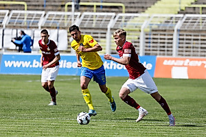 Jonas Kühn treibt den Ball von hinten heraus. | Foto: Steffen Kuttner
