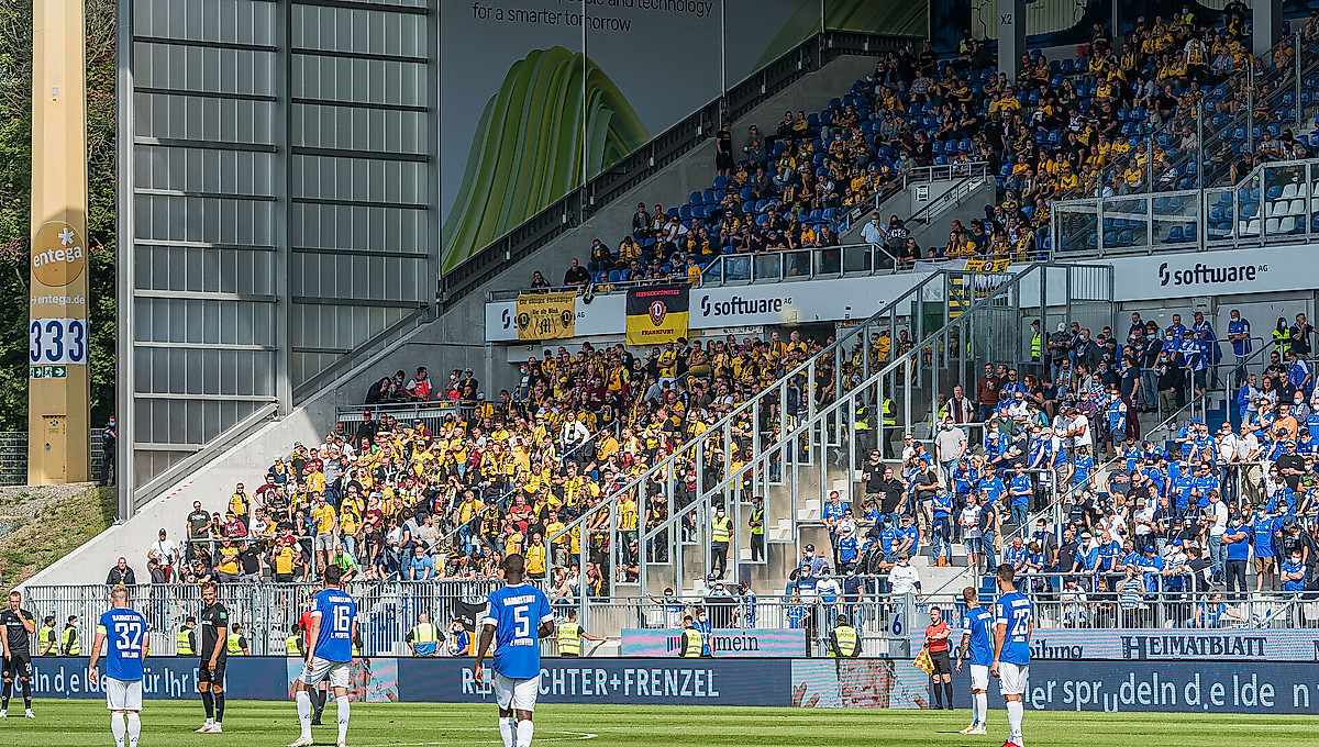 Fans im Block des Stadions in Darmstadt.