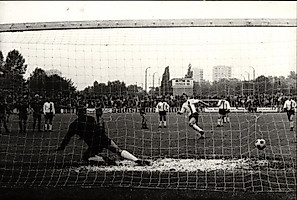 Treffsicher auch vom Punkt - hier beim Oberligaspiel 1971 gegen Rot-Weiß Erfurt