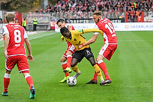 Moussa Koné wird von Manuel Schmiedebach (li.) und Florian Hübner gestoppt